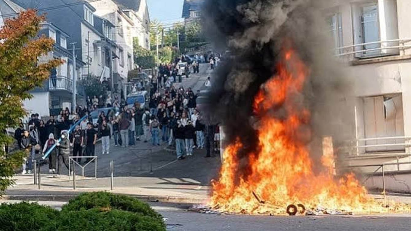فرانس میں جین زی کا احتجاج: 500 اسکولز بند