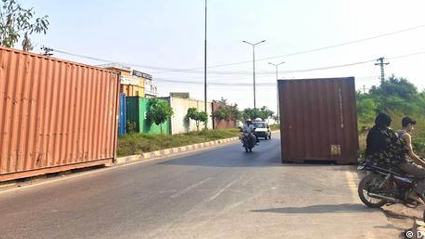 پشاور میں مختلف سڑکوں پر کنٹینرز لگا کر راستے بند کردیئے گئے