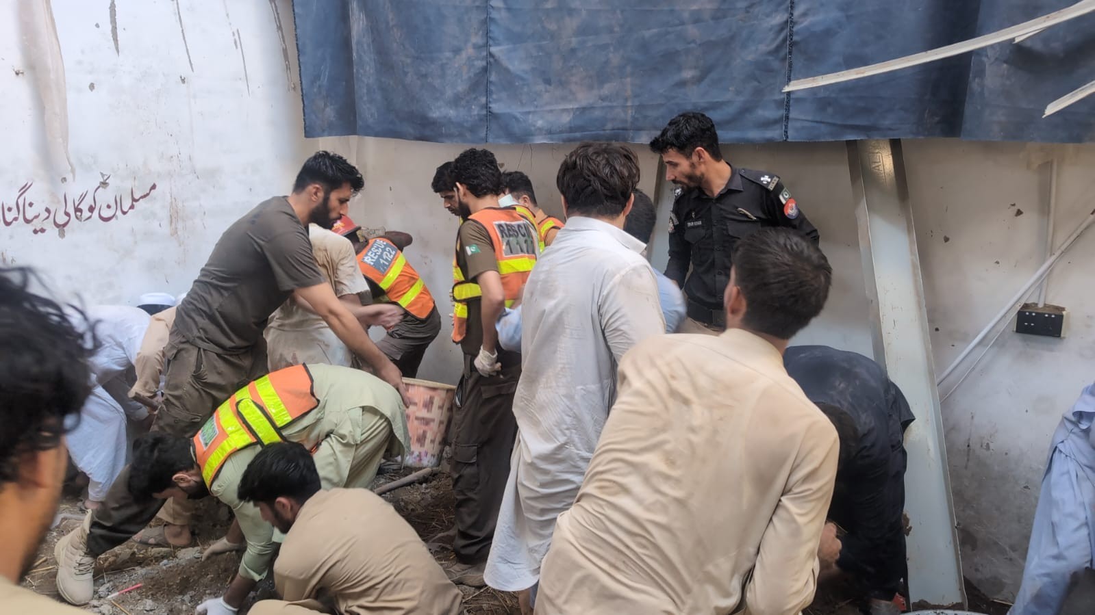 پشاور میں اسکول کی چھت گرنے سے 22 بچے جاں بحق، 45 زخمی