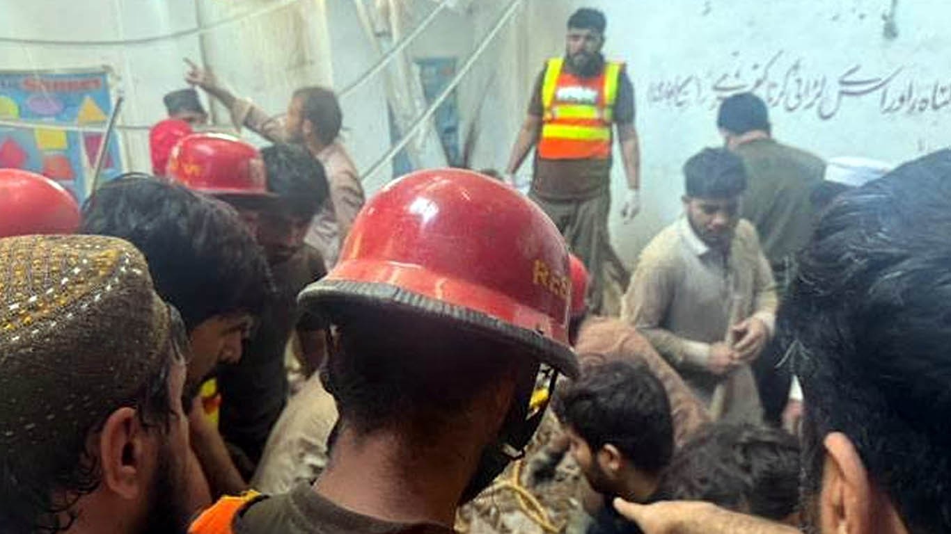 پشاور اسکول سانحہ: 34 بچے اور ٹیچر جاں بحق، اسکول مالک کا بیان آگیا