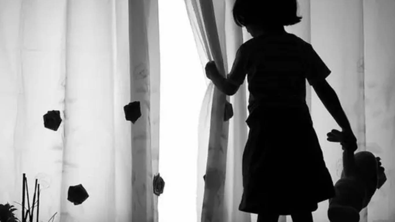 سگا باپ بچوں کی نازیبا ویڈیو بیچنے میں ملوث نکلا